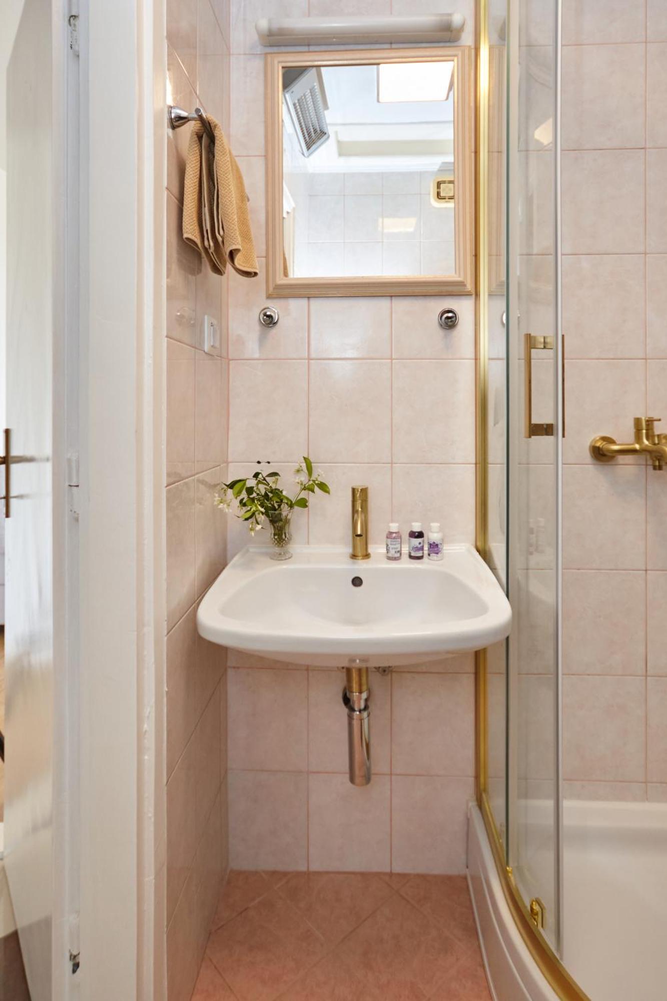Apartma Johnny's Place With Free Parking & Balcony *